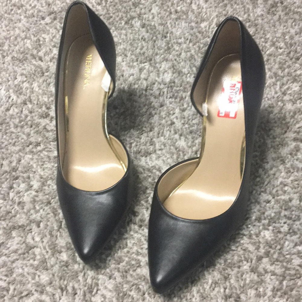 Black pumps
